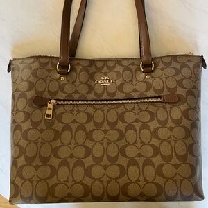 Coach Gallery Tote In Signature Logo